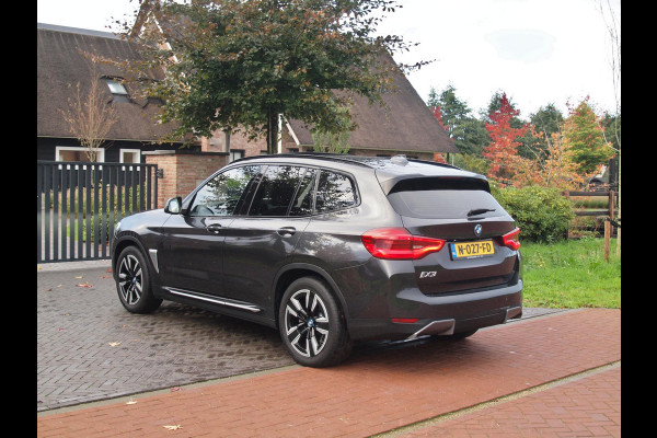 BMW iX3 Executive 80 kWh | Panoramadak | Camera | Trekhaak | Sfeerverlichting | Apple Carplay |