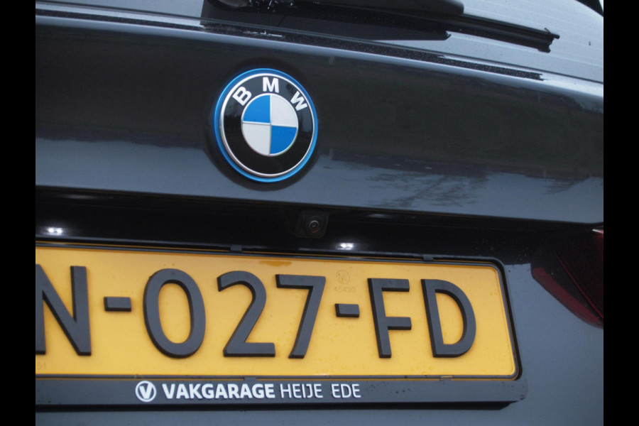 BMW iX3 Executive 80 kWh | Panoramadak | Camera | Trekhaak | Sfeerverlichting | Apple Carplay |
