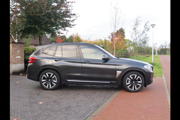 BMW iX3 Executive 80 kWh | Panoramadak | Camera | Trekhaak | Sfeerverlichting | Apple Carplay |