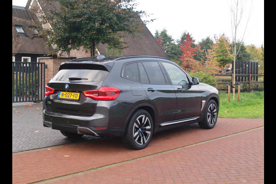 BMW iX3 Executive 80 kWh | Panoramadak | Camera | Trekhaak | Sfeerverlichting | Apple Carplay |