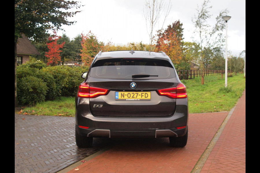 BMW iX3 Executive 80 kWh | Panoramadak | Camera | Trekhaak | Sfeerverlichting | Apple Carplay |