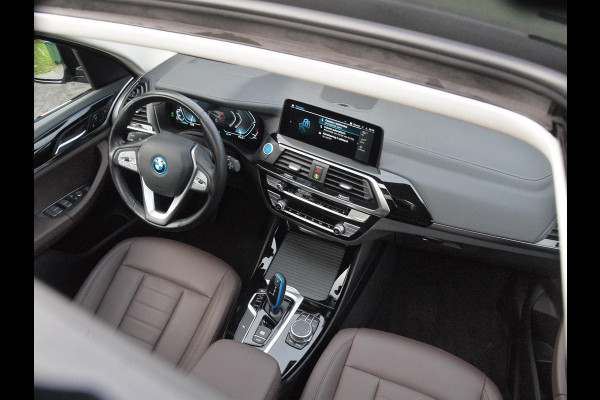 BMW iX3 Executive 80 kWh | Panoramadak | Camera | Trekhaak | Sfeerverlichting | Apple Carplay |