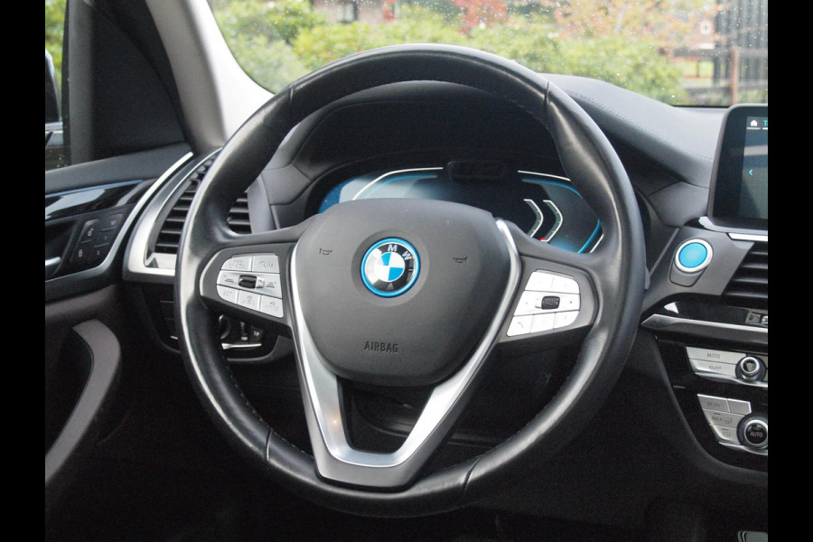 BMW iX3 Executive 80 kWh | Panoramadak | Camera | Trekhaak | Sfeerverlichting | Apple Carplay |