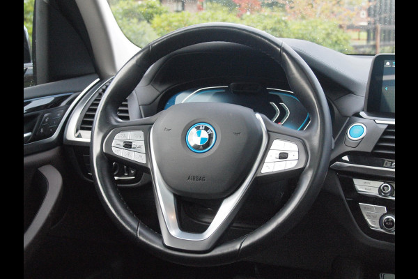 BMW iX3 Executive 80 kWh | Panoramadak | Camera | Trekhaak | Sfeerverlichting | Apple Carplay |