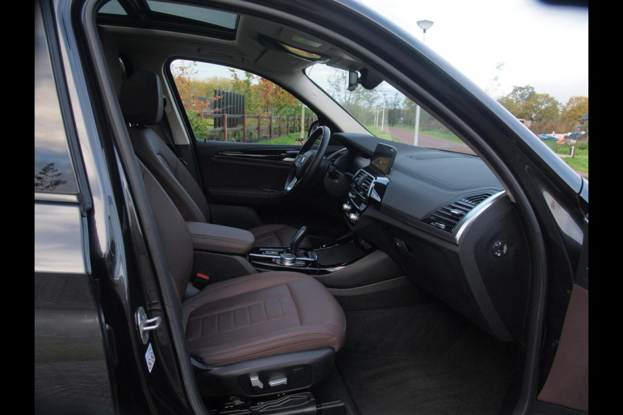 BMW iX3 Executive 80 kWh | Panoramadak | Camera | Trekhaak | Sfeerverlichting | Apple Carplay |