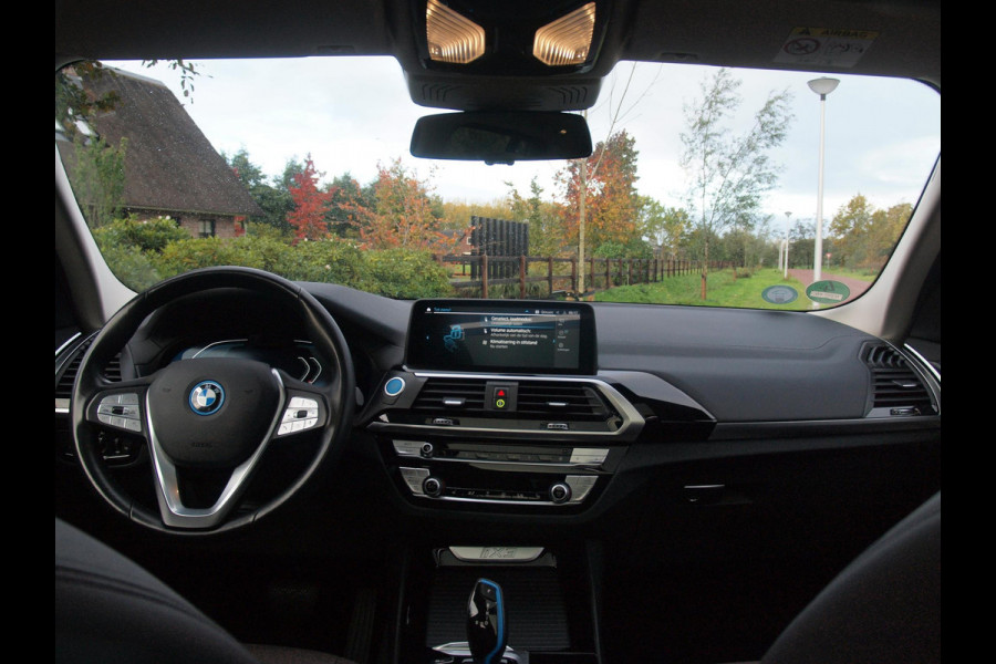 BMW iX3 Executive 80 kWh | Panoramadak | Camera | Trekhaak | Sfeerverlichting | Apple Carplay |