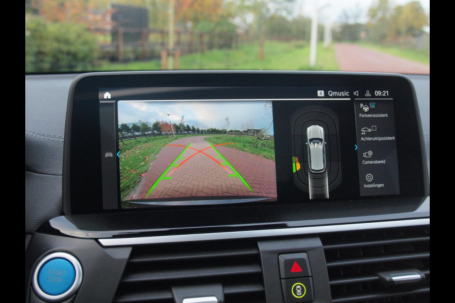 BMW iX3 Executive 80 kWh | Panoramadak | Camera | Trekhaak | Sfeerverlichting | Apple Carplay |