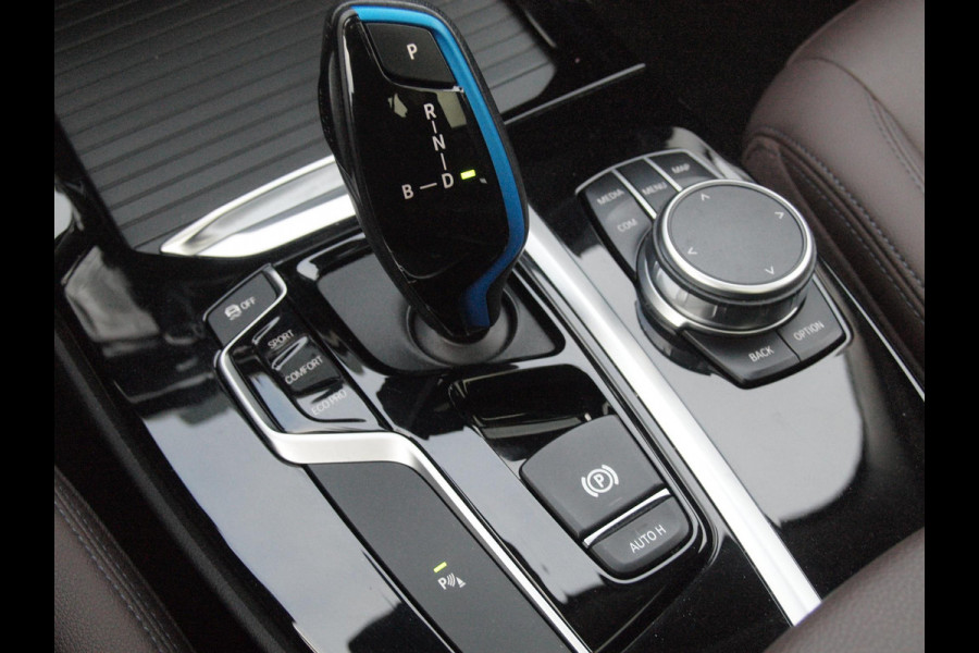 BMW iX3 Executive 80 kWh | Panoramadak | Camera | Trekhaak | Sfeerverlichting | Apple Carplay |