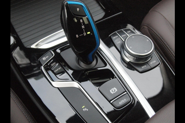 BMW iX3 Executive 80 kWh | Panoramadak | Camera | Trekhaak | Sfeerverlichting | Apple Carplay |