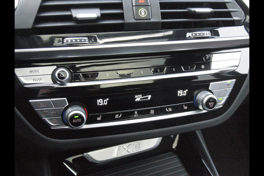 BMW iX3 Executive 80 kWh | Panoramadak | Camera | Trekhaak | Sfeerverlichting | Apple Carplay |