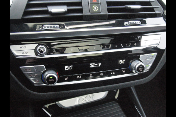 BMW iX3 Executive 80 kWh | Panoramadak | Camera | Trekhaak | Sfeerverlichting | Apple Carplay |