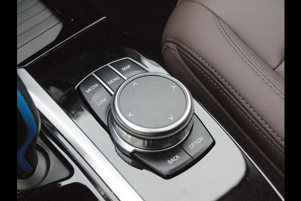 BMW iX3 Executive 80 kWh | Panoramadak | Camera | Trekhaak | Sfeerverlichting | Apple Carplay |