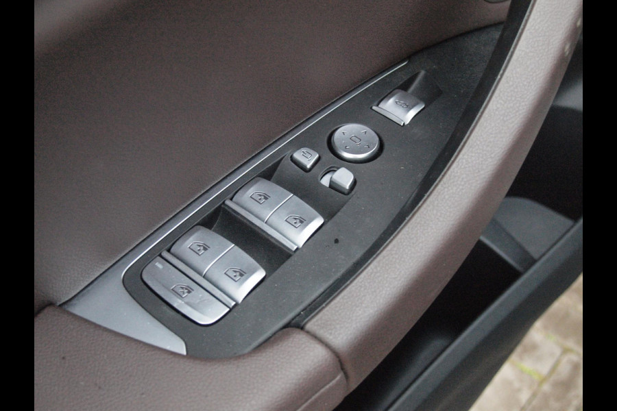 BMW iX3 Executive 80 kWh | Panoramadak | Camera | Trekhaak | Sfeerverlichting | Apple Carplay |