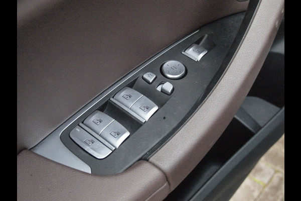 BMW iX3 Executive 80 kWh | Panoramadak | Camera | Trekhaak | Sfeerverlichting | Apple Carplay |
