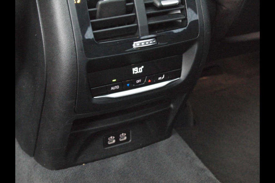 BMW iX3 Executive 80 kWh | Panoramadak | Camera | Trekhaak | Sfeerverlichting | Apple Carplay |
