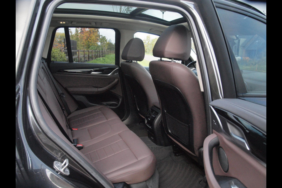 BMW iX3 Executive 80 kWh | Panoramadak | Camera | Trekhaak | Sfeerverlichting | Apple Carplay |