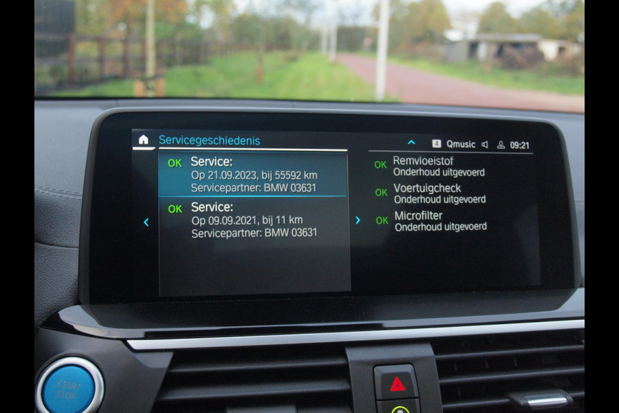 BMW iX3 Executive 80 kWh | Panoramadak | Camera | Trekhaak | Sfeerverlichting | Apple Carplay |