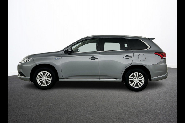 Mitsubishi Outlander 2.4 PHEV 165kW Pure Auto. Trekhaak Navigatie Apple Carplay/Android Auto Camera Parkeersensoren Cruise Control Stoelverwarming Climate Control Lichtmetalen velgen Getinte ramen