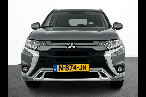Mitsubishi Outlander 2.4 PHEV 165kW Pure Auto. Trekhaak Navigatie Apple Carplay/Android Auto Camera Parkeersensoren Cruise Control Stoelverwarming Climate Control Lichtmetalen velgen Getinte ramen