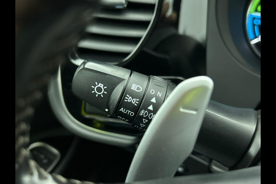 Mitsubishi Outlander 2.4 PHEV 165kW Pure Auto. Trekhaak Navigatie Apple Carplay/Android Auto Camera Parkeersensoren Cruise Control Stoelverwarming Climate Control Lichtmetalen velgen Getinte ramen