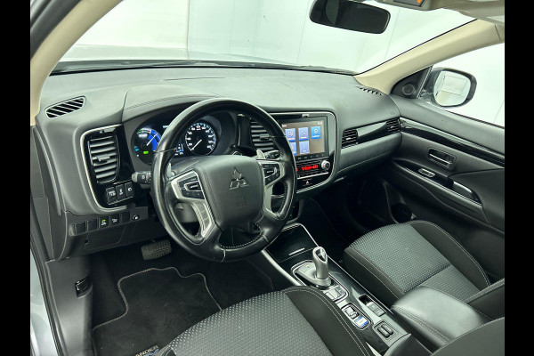 Mitsubishi Outlander 2.4 PHEV 165kW Pure Auto. Trekhaak Navigatie Apple Carplay/Android Auto Camera Parkeersensoren Cruise Control Stoelverwarming Climate Control Lichtmetalen velgen Getinte ramen