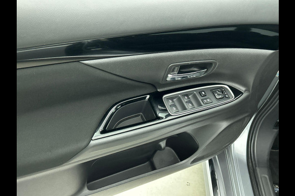 Mitsubishi Outlander 2.4 PHEV 165kW Pure Auto. Trekhaak Navigatie Apple Carplay/Android Auto Camera Parkeersensoren Cruise Control Stoelverwarming Climate Control Lichtmetalen velgen Getinte ramen
