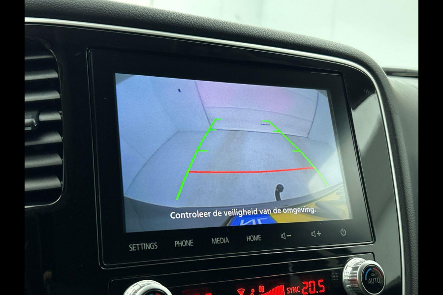Mitsubishi Outlander 2.4 PHEV 165kW Pure Auto. Trekhaak Navigatie Apple Carplay/Android Auto Camera Parkeersensoren Cruise Control Stoelverwarming Climate Control Lichtmetalen velgen Getinte ramen