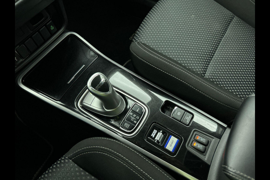 Mitsubishi Outlander 2.4 PHEV 165kW Pure Auto. Trekhaak Navigatie Apple Carplay/Android Auto Camera Parkeersensoren Cruise Control Stoelverwarming Climate Control Lichtmetalen velgen Getinte ramen