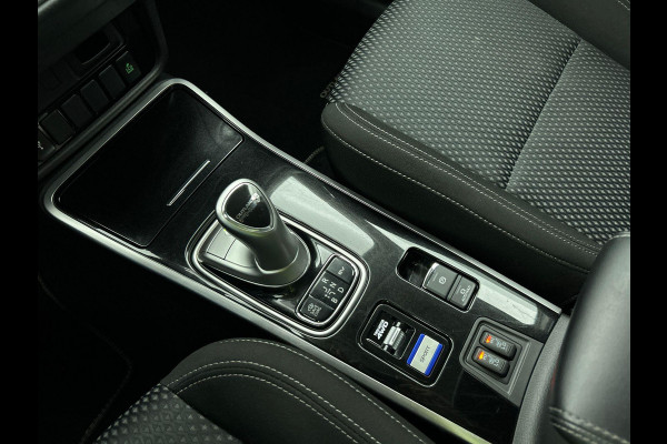 Mitsubishi Outlander 2.4 PHEV 165kW Pure Auto. Trekhaak Navigatie Apple Carplay/Android Auto Camera Parkeersensoren Cruise Control Stoelverwarming Climate Control Lichtmetalen velgen Getinte ramen
