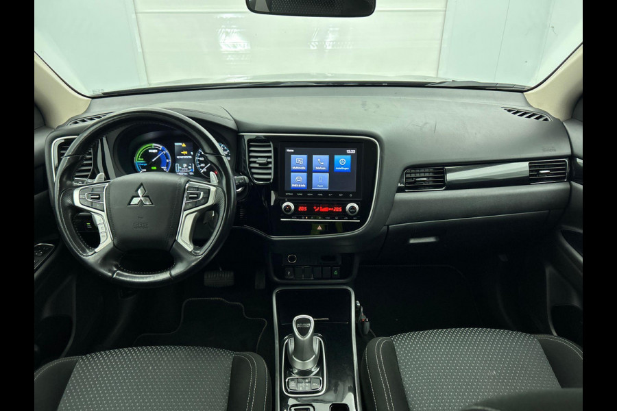 Mitsubishi Outlander 2.4 PHEV 165kW Pure Auto. Trekhaak Navigatie Apple Carplay/Android Auto Camera Parkeersensoren Cruise Control Stoelverwarming Climate Control Lichtmetalen velgen Getinte ramen
