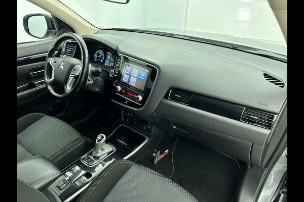Mitsubishi Outlander 2.4 PHEV 165kW Pure Auto. Trekhaak Navigatie Apple Carplay/Android Auto Camera Parkeersensoren Cruise Control Stoelverwarming Climate Control Lichtmetalen velgen Getinte ramen