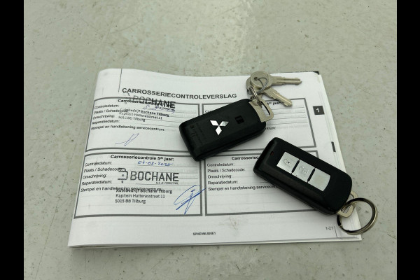 Mitsubishi Outlander 2.4 PHEV 165kW Pure Auto. Trekhaak Navigatie Apple Carplay/Android Auto Camera Parkeersensoren Cruise Control Stoelverwarming Climate Control Lichtmetalen velgen Getinte ramen