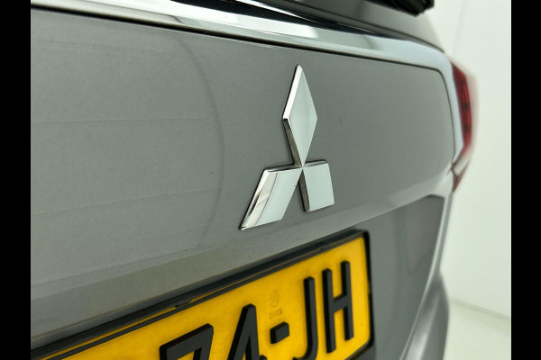 Mitsubishi Outlander 2.4 PHEV 165kW Pure Auto. Trekhaak Navigatie Apple Carplay/Android Auto Camera Parkeersensoren Cruise Control Stoelverwarming Climate Control Lichtmetalen velgen Getinte ramen