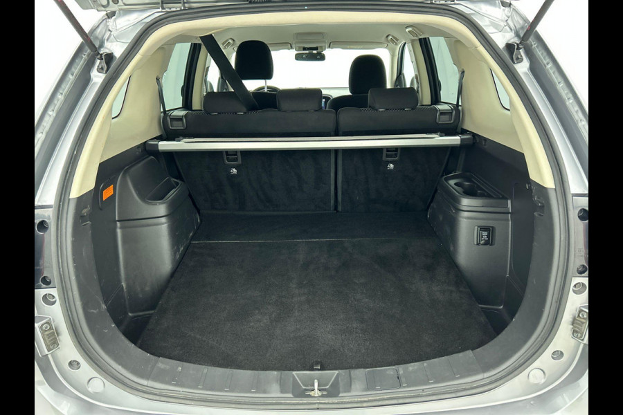 Mitsubishi Outlander 2.4 PHEV 165kW Pure Auto. Trekhaak Navigatie Apple Carplay/Android Auto Camera Parkeersensoren Cruise Control Stoelverwarming Climate Control Lichtmetalen velgen Getinte ramen