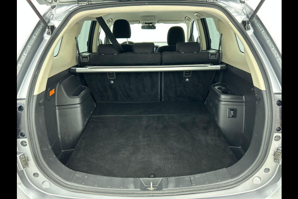 Mitsubishi Outlander 2.4 PHEV 165kW Pure Auto. Trekhaak Navigatie Apple Carplay/Android Auto Camera Parkeersensoren Cruise Control Stoelverwarming Climate Control Lichtmetalen velgen Getinte ramen