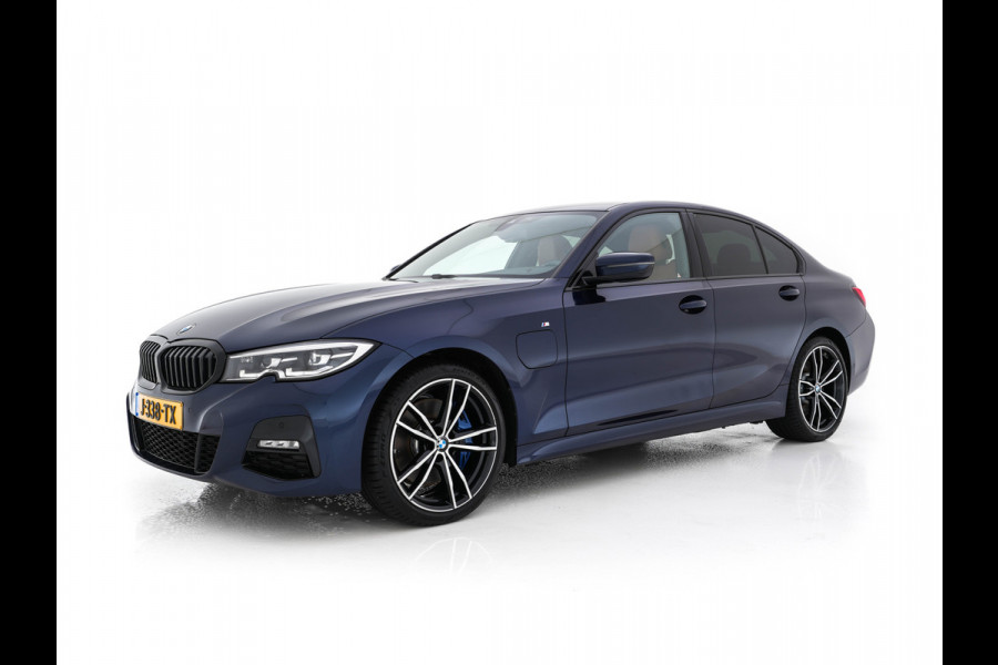 BMW 3-serie 330e eDrive Edition M-Sportpack (INCL.BTW) *LUXURY-LEATHER | FULL-LED | HEATED-SPORTSEATS | DIGI-COCKPIT | HIFI-SOUND | NAVI-FULLMAP | AMBIENT-LIGHT | 19''ALU* BMW 3-serie 330e eDrive Edition M-Sportpack (INCL.BTW) *LUXURY-LEATHER | FULL-LED | HEATED-SPORTSEATS | DIGI-COCKPIT | HIFI-SOUND | NAVI-FULLMAP | AMBIENT-LIGHT | 19''ALU*