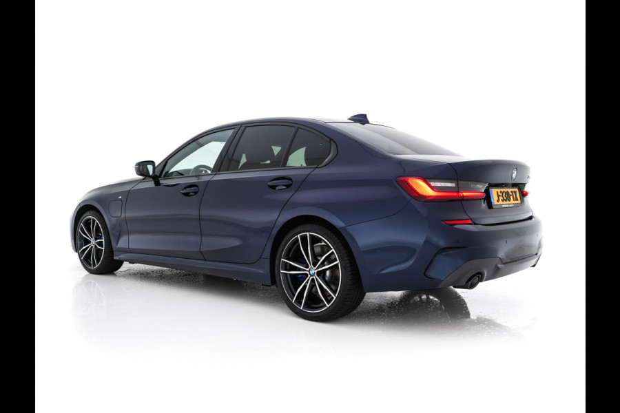BMW 3-serie 330e eDrive Edition M-Sportpack (INCL.BTW) *LUXURY-LEATHER | FULL-LED | HEATED-SPORTSEATS | DIGI-COCKPIT | HIFI-SOUND | NAVI-FULLMAP | AMBIENT-LIGHT | 19''ALU* BMW 3-serie 330e eDrive Edition M-Sportpack (INCL.BTW) *LUXURY-LEATHER | FULL-LED | HEATED-SPORTSEATS | DIGI-COCKPIT | HIFI-SOUND | NAVI-FULLMAP | AMBIENT-LIGHT | 19''ALU*