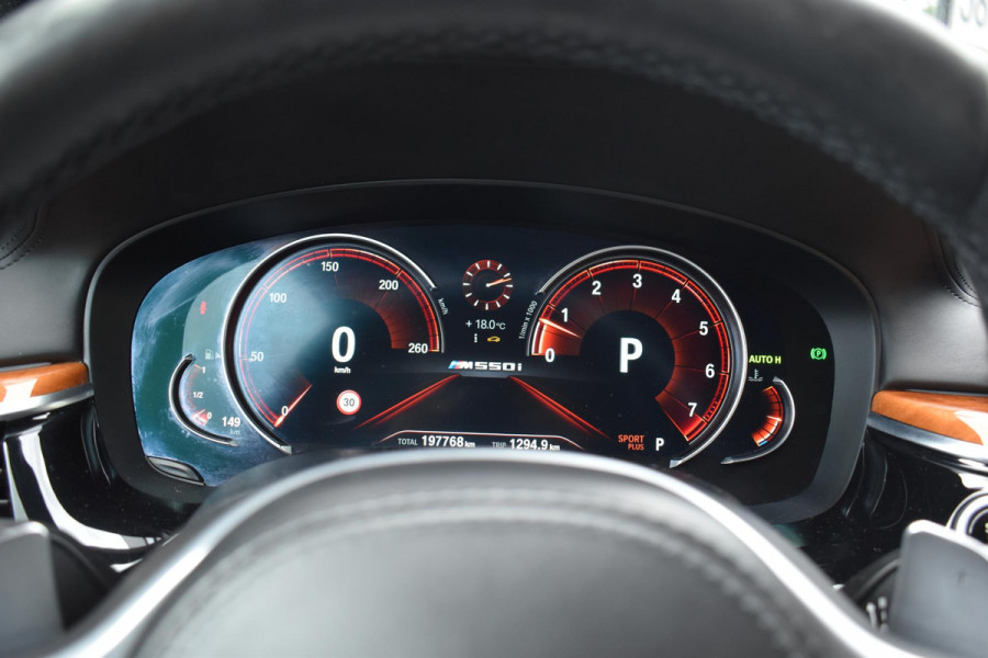BMW 5 Serie M550i xDrive High Executive HUD Pano Lane ACC B&W Sfeer BMW 5 Serie M550i xDrive High Executive HUD Pano Lane ACC B&W Sfeer