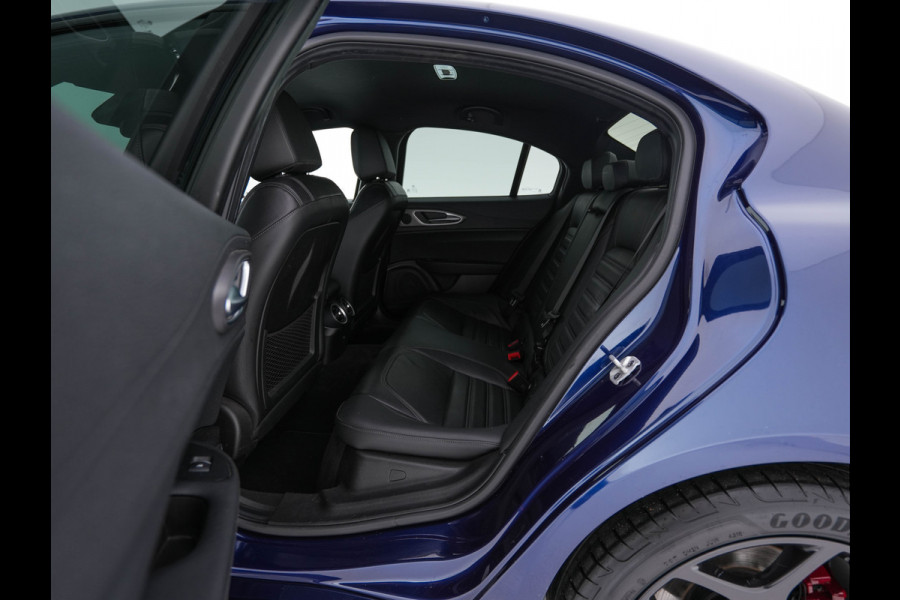 Alfa Romeo Giulia 2.0T B-Tech (INCL.BTW) Aut. *LUXURY-LEATHER | XENON | ADAPTIVE-CRUISE | MEMORY-PACK | HEATED-SPORTSEATS | KEYLESS | CAMERA | NAVI-FULLMAP | DAB+ | SHIFT-PADDLES | PRIVACY-GLASS | SHIFT-PADDLES | ECC | 18 Alfa Romeo Giulia 2.0T B-Tech (INCL.BTW) Aut. *LUXURY-LEATHER | XENON | ADAPTIVE-CRUISE | MEMORY-PACK | HEATED-SPORTSEATS | KEYLESS | CAMERA | NAVI-FULLMAP | DAB+ | SHIFT-PADDLES | PRIVACY-GLASS | SHIFT-PADDLES | ECC | 18
