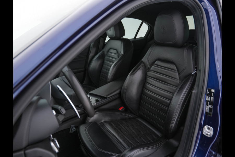 Alfa Romeo Giulia 2.0T B-Tech (INCL.BTW) Aut. *LUXURY-LEATHER | XENON | ADAPTIVE-CRUISE | MEMORY-PACK | HEATED-SPORTSEATS | KEYLESS | CAMERA | NAVI-FULLMAP | DAB+ | SHIFT-PADDLES | PRIVACY-GLASS | SHIFT-PADDLES | ECC | 18 Alfa Romeo Giulia 2.0T B-Tech (INCL.BTW) Aut. *LUXURY-LEATHER | XENON | ADAPTIVE-CRUISE | MEMORY-PACK | HEATED-SPORTSEATS | KEYLESS | CAMERA | NAVI-FULLMAP | DAB+ | SHIFT-PADDLES | PRIVACY-GLASS | SHIFT-PADDLES | ECC | 18