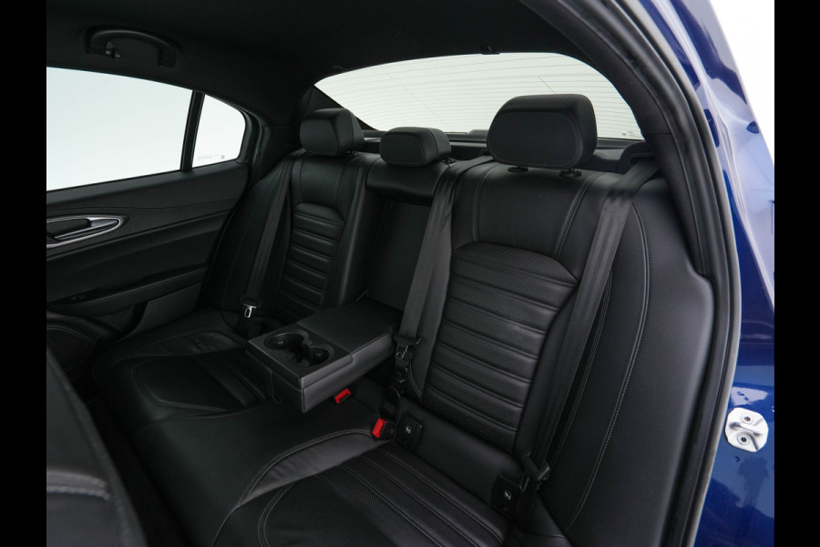 Alfa Romeo Giulia 2.0T B-Tech (INCL.BTW) Aut. *LUXURY-LEATHER | XENON | ADAPTIVE-CRUISE | MEMORY-PACK | HEATED-SPORTSEATS | KEYLESS | CAMERA | NAVI-FULLMAP | DAB+ | SHIFT-PADDLES | PRIVACY-GLASS | SHIFT-PADDLES | ECC | 18 Alfa Romeo Giulia 2.0T B-Tech (INCL.BTW) Aut. *LUXURY-LEATHER | XENON | ADAPTIVE-CRUISE | MEMORY-PACK | HEATED-SPORTSEATS | KEYLESS | CAMERA | NAVI-FULLMAP | DAB+ | SHIFT-PADDLES | PRIVACY-GLASS | SHIFT-PADDLES | ECC | 18