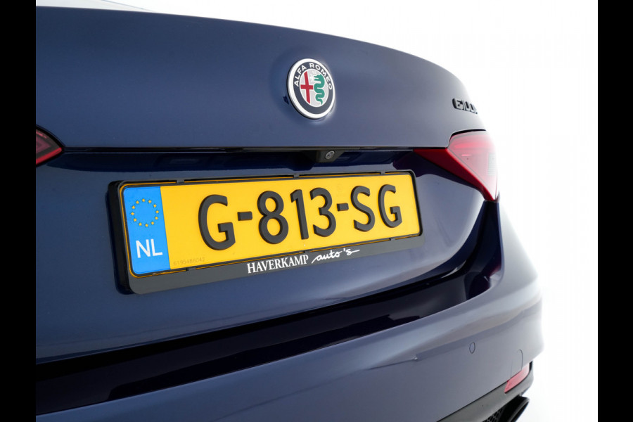 Alfa Romeo Giulia 2.0T B-Tech (INCL.BTW) Aut. *LUXURY-LEATHER | XENON | ADAPTIVE-CRUISE | MEMORY-PACK | HEATED-SPORTSEATS | KEYLESS | CAMERA | NAVI-FULLMAP | DAB+ | SHIFT-PADDLES | PRIVACY-GLASS | SHIFT-PADDLES | ECC | 18 Alfa Romeo Giulia 2.0T B-Tech (INCL.BTW) Aut. *LUXURY-LEATHER | XENON | ADAPTIVE-CRUISE | MEMORY-PACK | HEATED-SPORTSEATS | KEYLESS | CAMERA | NAVI-FULLMAP | DAB+ | SHIFT-PADDLES | PRIVACY-GLASS | SHIFT-PADDLES | ECC | 18