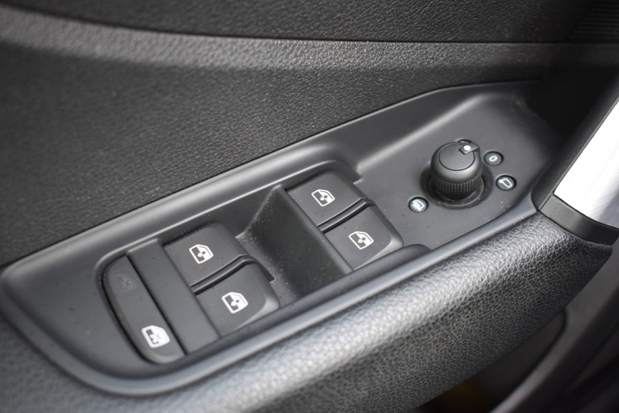 Audi Q2 30 TFSI Sport S line Edition / Parkeersensoren / LED / Multimedia / Cruise Control / Navigatie