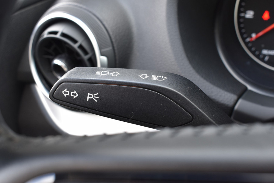 Audi Q2 30 TFSI Sport S line Edition / Parkeersensoren / LED / Multimedia / Cruise Control / Navigatie