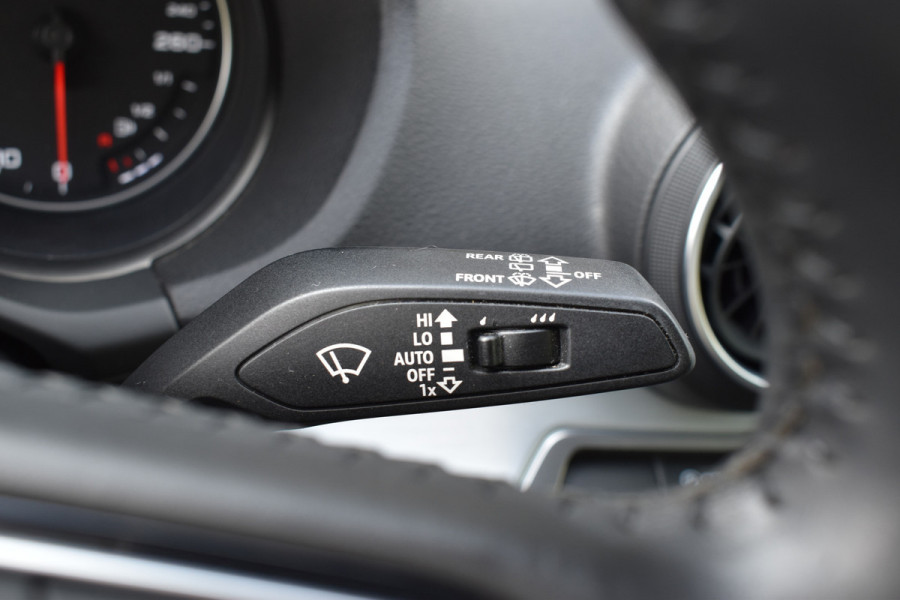 Audi Q2 30 TFSI Sport S line Edition / Parkeersensoren / LED / Multimedia / Cruise Control / Navigatie