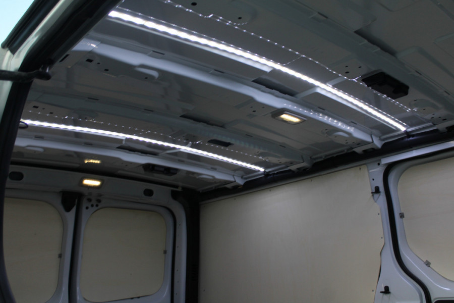 Renault Trafic 2.0 Blue dCi 170 T30 L2H1 Extra 170pk - 2x Schuifdeur - Betimmering - Stoelverwarming - Trekhaak - Camera - LED - Blind Spot - R Renault Trafic 2.0 Blue dCi 170 T30 L2H1 Extra 170pk - 2x Schuifdeur - Betimmering - Stoelverwarming - Trekhaak - Camera - LED - Blind Spot - R