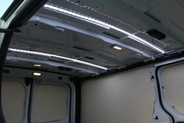 Renault Trafic 2.0 Blue dCi 170 T30 L2H1 Extra 170pk - 2x Schuifdeur - Betimmering - Stoelverwarming - Trekhaak - Camera - LED - Blind Spot - R Renault Trafic 2.0 Blue dCi 170 T30 L2H1 Extra 170pk - 2x Schuifdeur - Betimmering - Stoelverwarming - Trekhaak - Camera - LED - Blind Spot - R