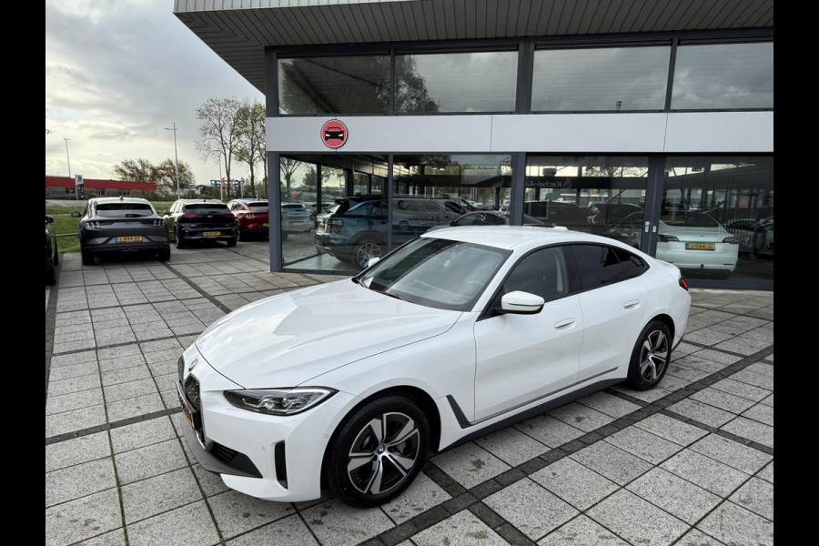 BMW i4 eDrive40 84 kWh | Trekhaak | Navi | Camera | BMW i4 eDrive40 84 kWh | Trekhaak | Navi | Camera |