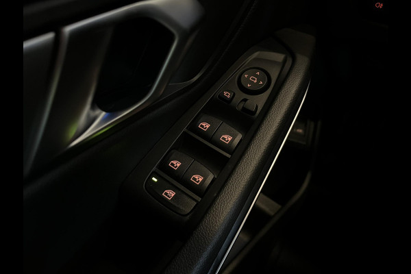 BMW 3 Serie Touring 320e Sportline Aut-8 Panoramadak Head Up Display Laser Licht Adaptive Cruise Trekhaak Leder Navi Parkeer Sensoren