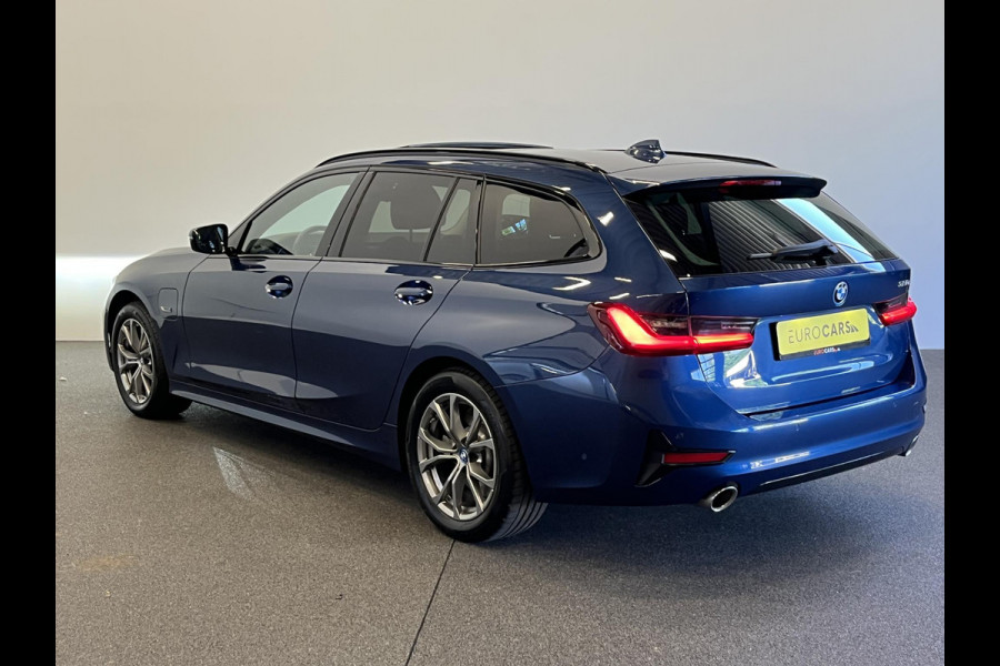 BMW 3 Serie Touring 320e Sportline Aut-8 Panoramadak Head Up Display Laser Licht Adaptive Cruise Trekhaak Leder Navi Parkeer Sensoren